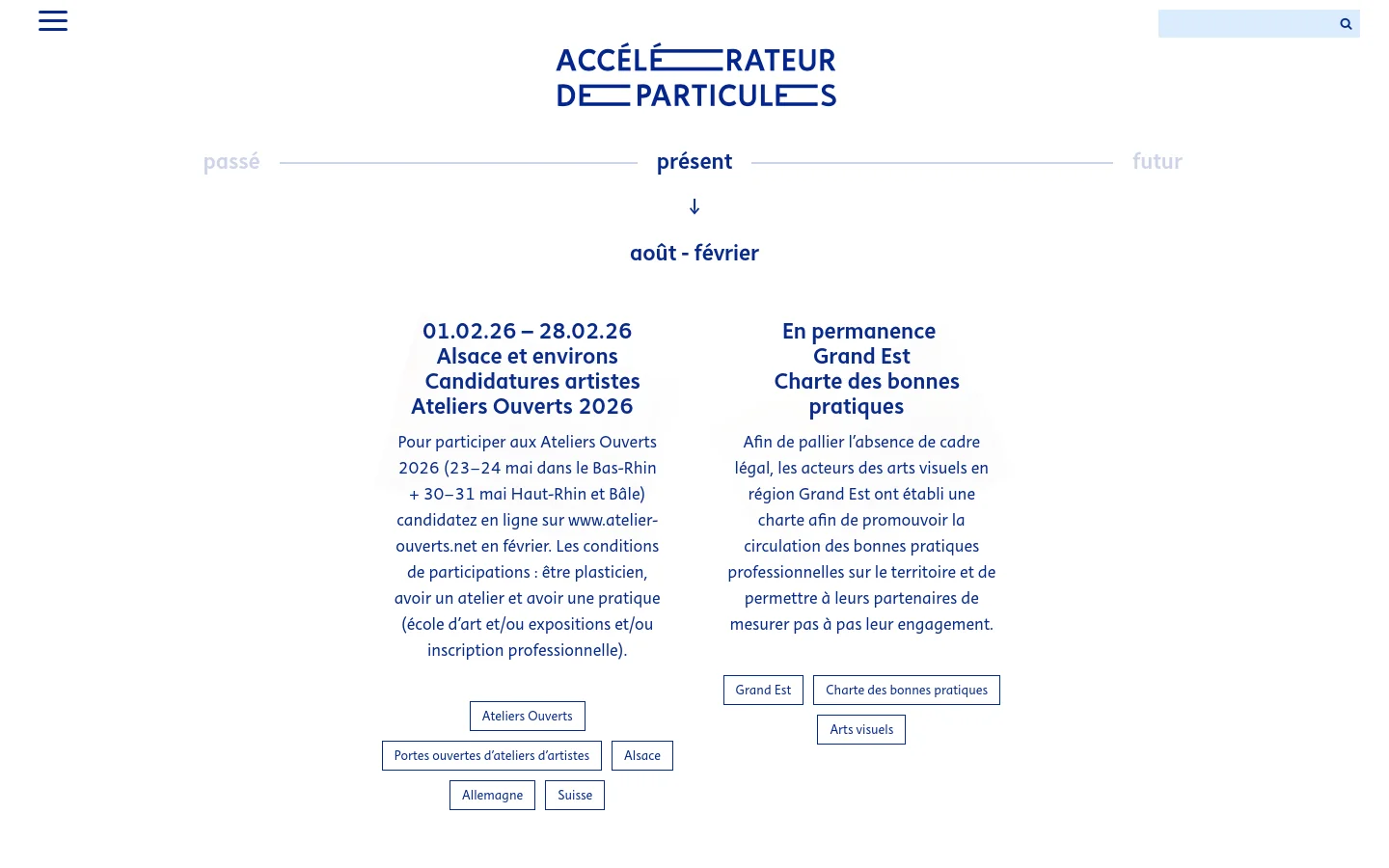 The desktop homepage for Accélérateur de Particules features a clean, white background with blue text and a minimalist layout. A central timeline shows 'passé', 'présent', and 'futur', with 'présent' highlighted above a section for 'août - février'. Below this, two columns present event information with large blue headings, descriptive text, and rectangular tag buttons at the bottom of each section.