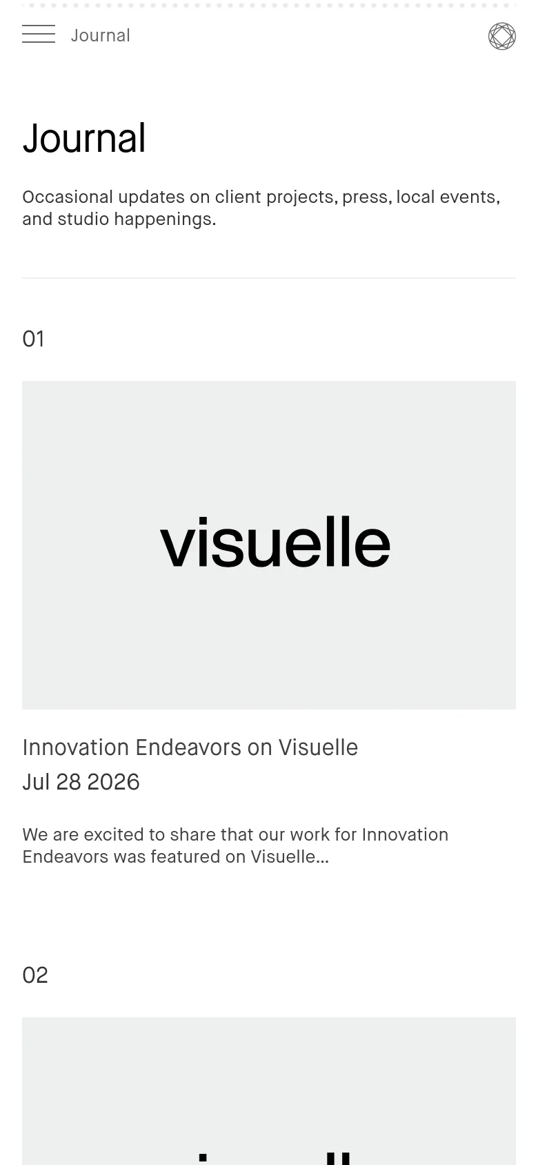The mobile version presents a single-column vertical layout optimized for scrolling. The header contains a hamburger menu icon and the page title, while the journal entries are stacked vertically, each featuring a large 'visuelle' placeholder image above the article title, date, and excerpt.