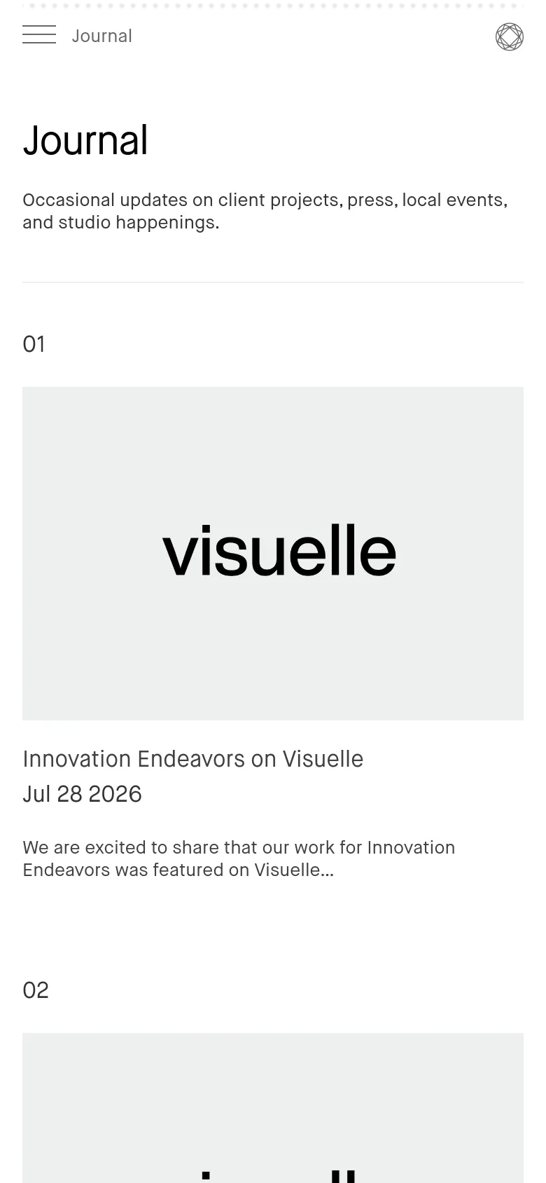 The mobile version presents a single-column vertical layout optimized for scrolling. The header contains a hamburger menu icon and the page title, while the journal entries are stacked vertically, each featuring a large 'visuelle' placeholder image above the article title, date, and excerpt.