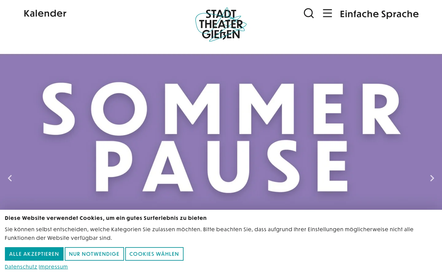 The Stadttheater Gießen homepage features a white header with the theater logo, a search icon, a menu icon, and links for 'Kalender' and 'Einfache Sprache'. A large purple hero banner displays the text 'SOMMER PAUSE' in bold white capital letters. A cookie consent banner is visible at the bottom with teal buttons for accepting all, necessary only, or selecting cookies.