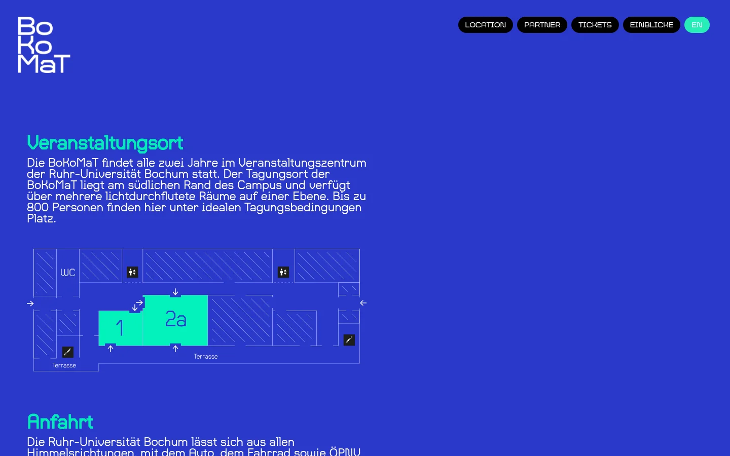 The desktop page features a vibrant blue background with white and neon green text. A large headline reads 'Veranstaltungsort' followed by descriptive text, a simplified floor plan diagram with rooms labeled '1' and '2a', and navigation buttons in the top right corner. The layout is spacious with a clean, modern aesthetic.