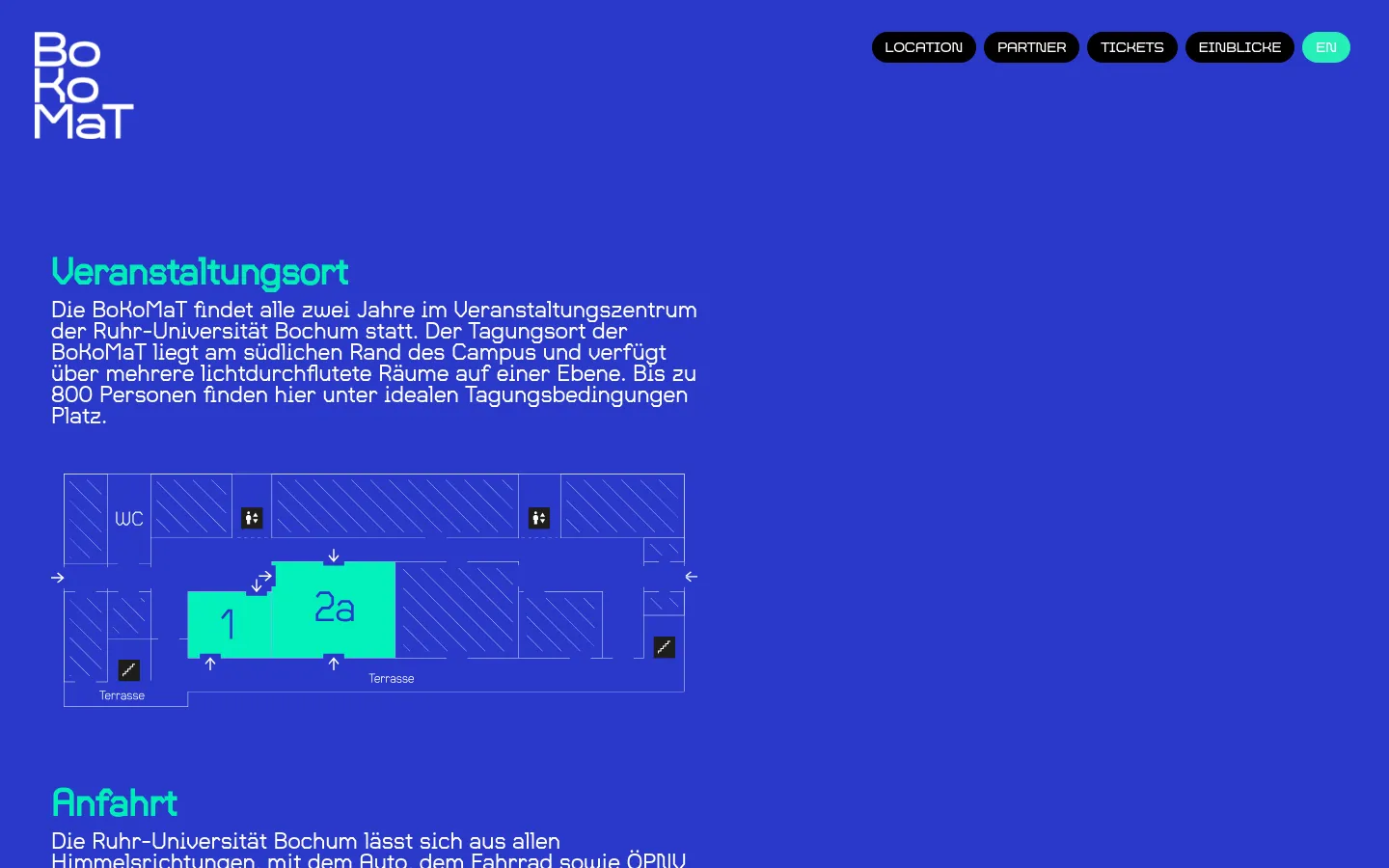 The desktop page features a vibrant blue background with white and neon green text. A large headline reads 'Veranstaltungsort' followed by descriptive text, a simplified floor plan diagram with rooms labeled '1' and '2a', and navigation buttons in the top right corner. The layout is spacious with a clean, modern aesthetic.