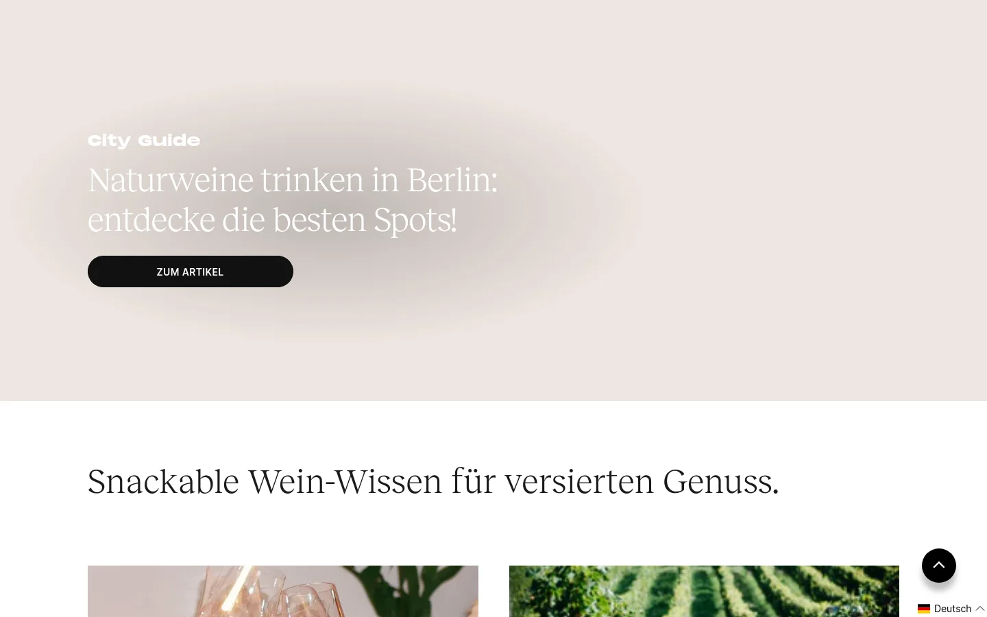 The desktop journal page features a minimalist design with a large beige hero section containing the headline 'Naturweine trinken in Berlin: entdecke die besten Spots!' and a black 'ZUM ARTIKEL' button. Below, a white section introduces 'Snackable Wein-Wissen für versierten Genuss' above a grid of blog post cards with images and text.