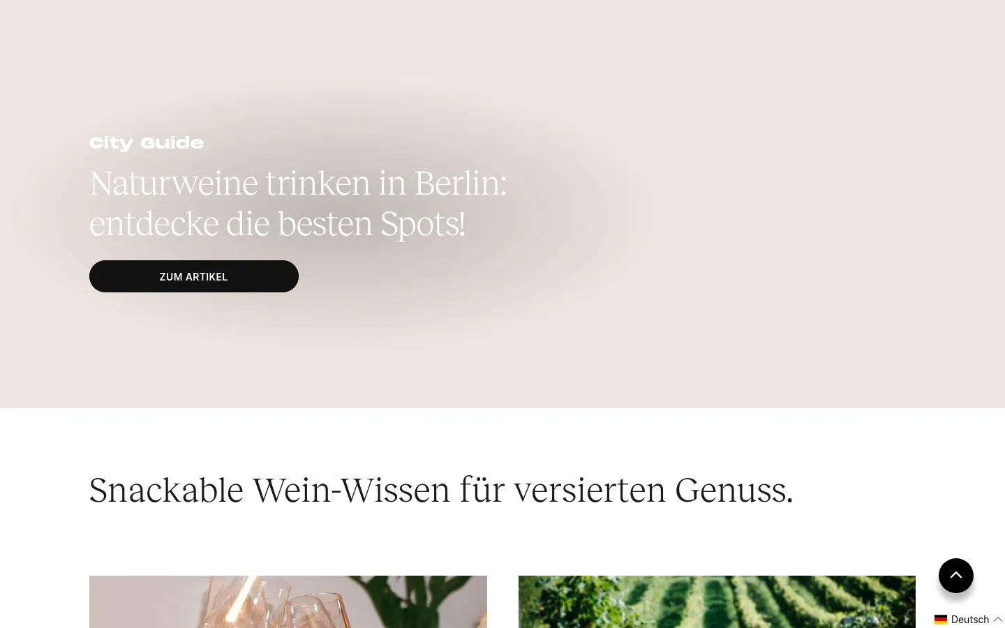 The desktop journal page features a minimalist design with a large beige hero section containing the headline 'Naturweine trinken in Berlin: entdecke die besten Spots!' and a black 'ZUM ARTIKEL' button. Below, a white section introduces 'Snackable Wein-Wissen für versierten Genuss' above a grid of blog post cards with images and text.