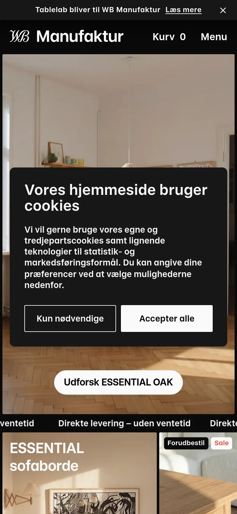 The mobile version presents a vertically stacked layout with the hero image and 'ESSENTIAL OAK' text appearing above a centered 'Udforsk ESSENTIAL OAK' button. The cookie consent banner occupies a larger portion of the screen, and the navigation is condensed into a 'Menu' link next to the shopping cart icon.