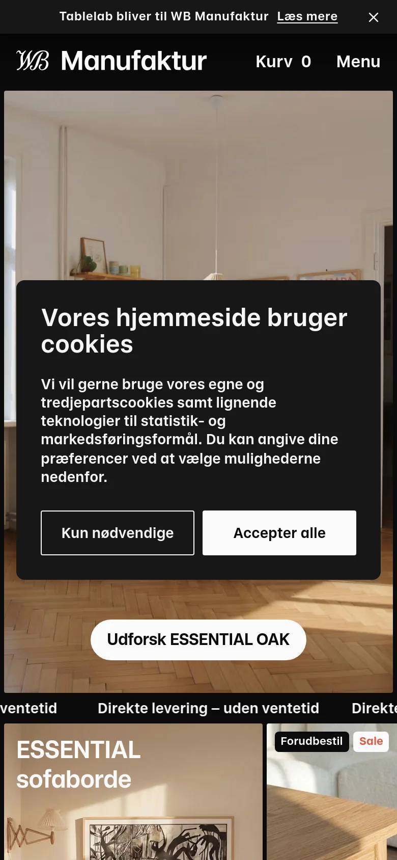 The mobile version presents a vertically stacked layout with the hero image and 'ESSENTIAL OAK' text appearing above a centered 'Udforsk ESSENTIAL OAK' button. The cookie consent banner occupies a larger portion of the screen, and the navigation is condensed into a 'Menu' link next to the shopping cart icon.