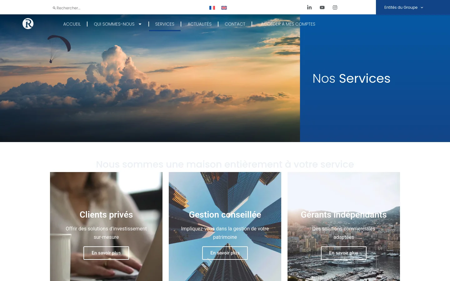 The desktop page features a wide hero section with a sunset sky and clouds, overlaid with a blue panel containing the headline 'Nos Services'. Below, a grid of three service cards—Clients privés, Gestion conseillée, and Gérants indépendants—displays descriptive text and 'En savoir plus' buttons over lifestyle imagery. The navigation bar is white with blue text, including links for Accueil, Qui sommes-nous, Services, Actualités, Contact, and a client login button.