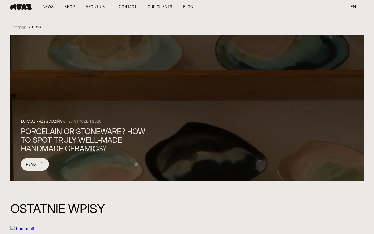 The desktop blog page features a minimalist white header with a navigation menu and a large hero section. The hero section displays a wide, cinematic photograph of ceramic plates on a shelf with a dark overlay, featuring the headline 'PORCELAIN OR STONEWARE? HOW TO SPOT TRULY WELL-MADE HANDMADE CERAMICS?' and a white 'READ' button. Below the hero, a section titled 'OSTATNIE WPISY' begins the list of recent posts.