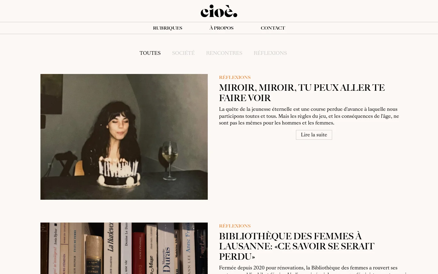 The desktop page displays a clean, minimalist layout with a white background and black serif typography. A navigation menu at the top includes categories like 'Toutes', 'Société', 'Rencontres', and 'Réflexions'. Below, articles are presented in a vertical feed, featuring large featured images on the left and headlines, category tags, and short excerpts with 'Lire la suite' buttons on the right.