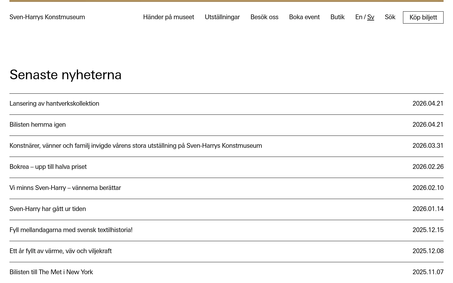 The desktop news page for Sven-Harrys Konstmuseum features a clean, minimalist design with a white background and black text. A top navigation bar includes links for exhibitions, visits, and a 'Köp biljett' button, while the main content area displays a vertical list of news headlines paired with their publication dates, separated by thin horizontal lines.