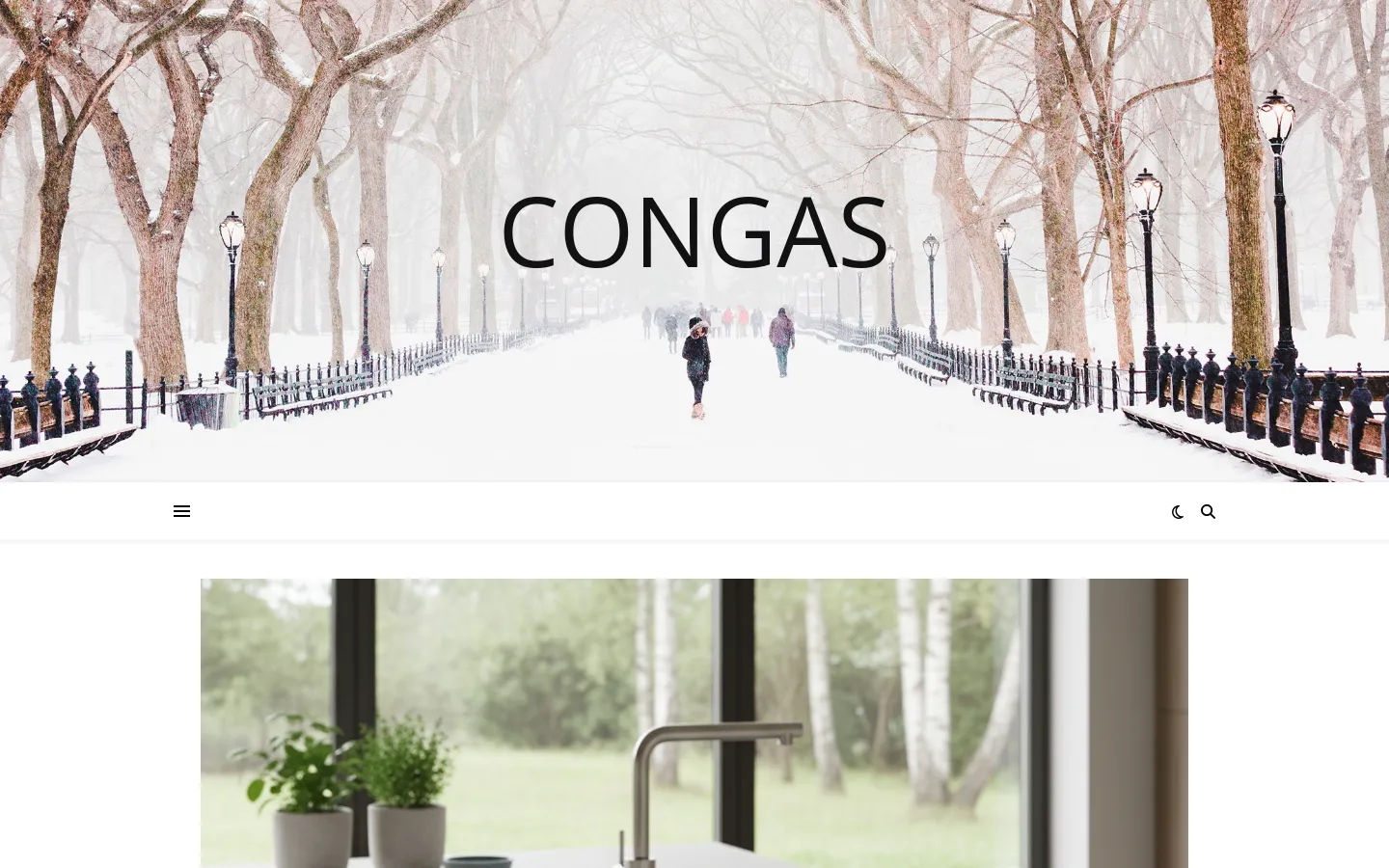 A desktop webpage for Congas featuring a large hero image of a snowy park path lined with trees and streetlamps. Below the header, a blog post titled 'Alt hvad du behøver at vide om keramik bordplade pris' is displayed with a large featured image of a modern kitchen countertop with plants and a sink. The layout is clean with a white background and dark text.