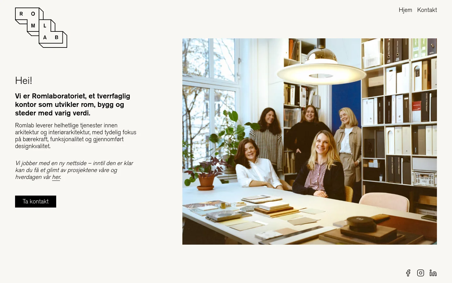 The desktop homepage features a minimalist design with a light beige background. On the left, a text section includes the Romlab logo, a large 'Hei!' headline, an introductory paragraph about sustainable architecture, and a black 'Ta kontakt' button. To the right, a large rectangular photograph shows a group of five women smiling around a bright office table with books and a large pendant lamp.