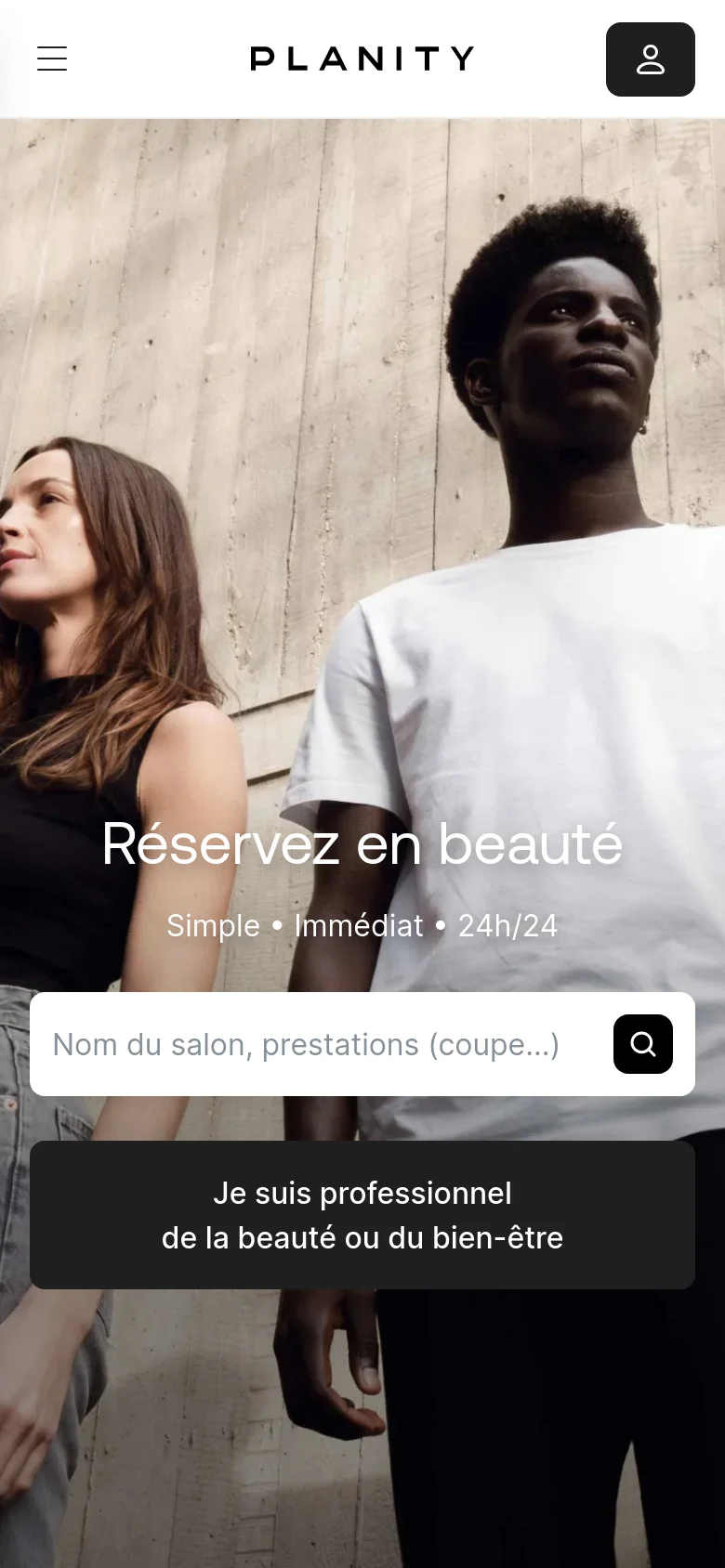 The mobile version displays a vertically stacked layout with a large hero image of the models. The headline 'Réservez en beauté' is centered above a single search input field with a magnifying glass icon. Below the search bar, a prominent dark button invites beauty professionals to join the platform.