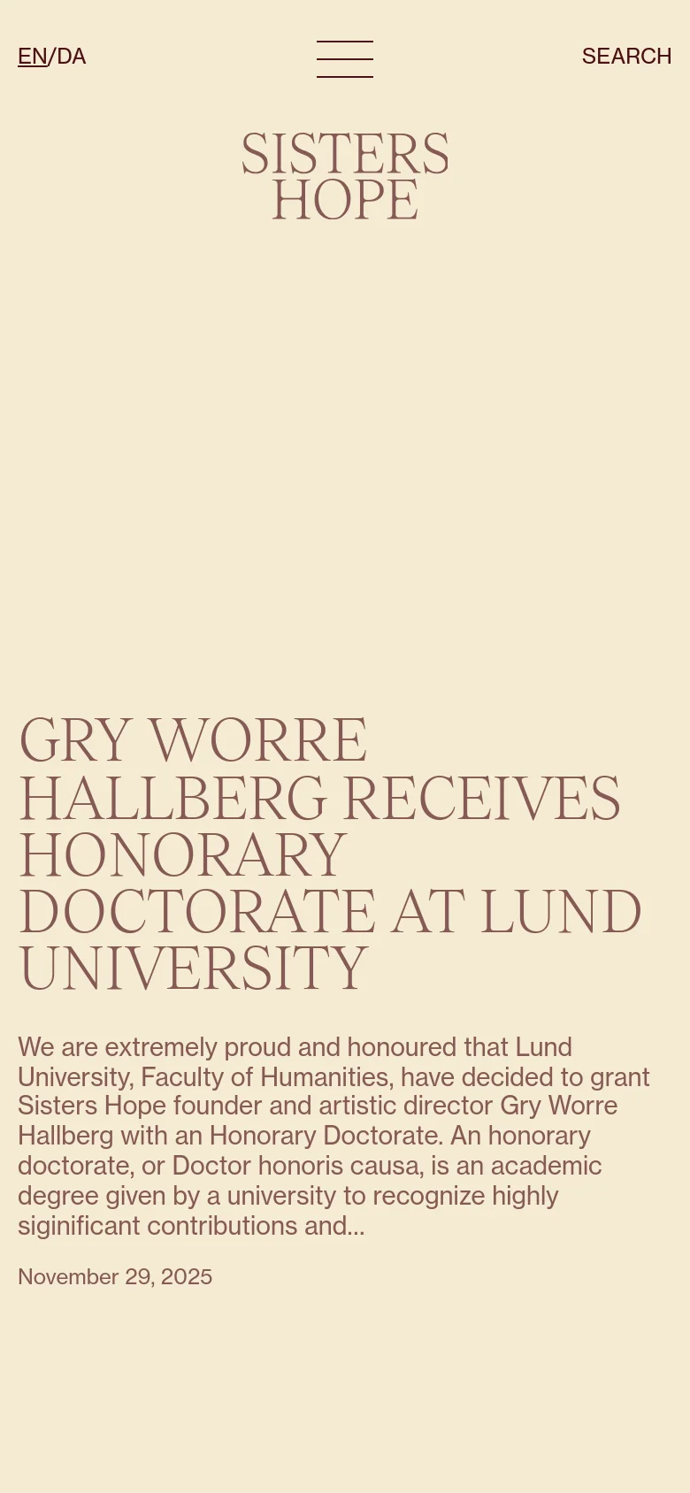 The mobile version maintains the minimalist cream and dark serif aesthetic but scales the layout for a vertical screen. The 'SISTERS HOPE' logo is centered at the top, followed by the large headline and news summary text. The navigation elements 'EN/DA', the hamburger menu, and 'SEARCH' are positioned at the top of the viewport.