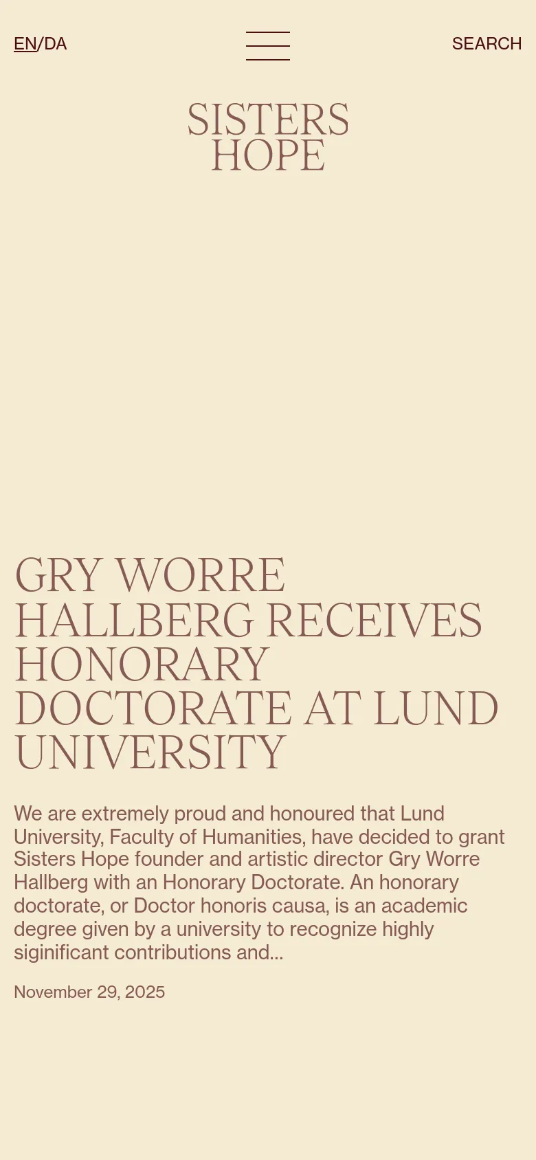 The mobile version maintains the minimalist cream and dark serif aesthetic but scales the layout for a vertical screen. The 'SISTERS HOPE' logo is centered at the top, followed by the large headline and news summary text. The navigation elements 'EN/DA', the hamburger menu, and 'SEARCH' are positioned at the top of the viewport.