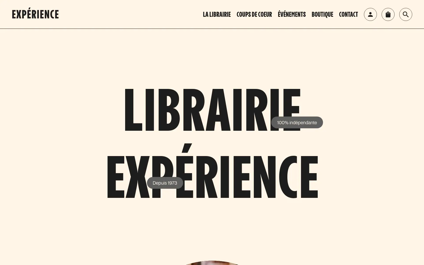 The desktop homepage features a minimalist design with a cream background and large, bold black typography reading 'LIBRAIRIE EXPÉRIENCE'. Small dark grey badges overlay the text with '100% indépendante' and 'Depuis 1973'. A navigation menu at the top includes links for La Librairie, Coups de Coeur, Événements, Boutique, and Contact, alongside user, cart, and search icons.