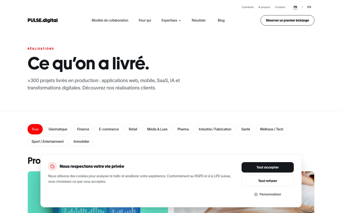 The desktop page features a clean, white layout with a large headline 'Ce qu’on a livré.' and a subtext about 300+ delivered projects. Below, a horizontal filter bar allows users to sort projects by industry, followed by a grid of case studies featuring large hero images, project titles, and 'Voir le projet' links. The navigation bar is at the top with a prominent 'Réserver un premier échange' call-to-action button.