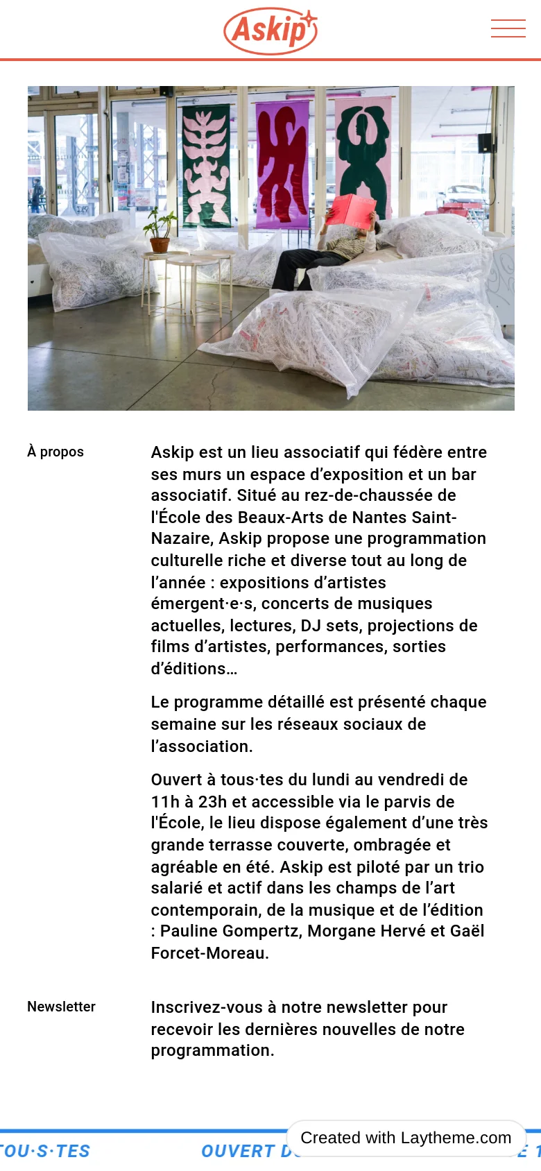 The mobile version presents a stacked layout starting with the Askip logo and a hamburger menu icon at the top. Below the header, the large hero image of the lounge area spans the width of the screen, followed by the 'À propos' text and 'Newsletter' section in a single column for easy scrolling.