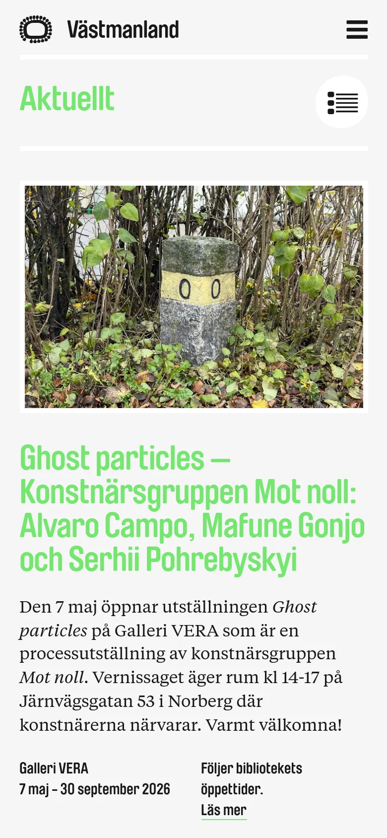 The mobile version uses a single-column layout with the green 'Aktuellt' headline at the top and a hamburger menu icon. The exhibition image is centered above the headline and text, which spans the full width of the screen for easier reading on small devices.