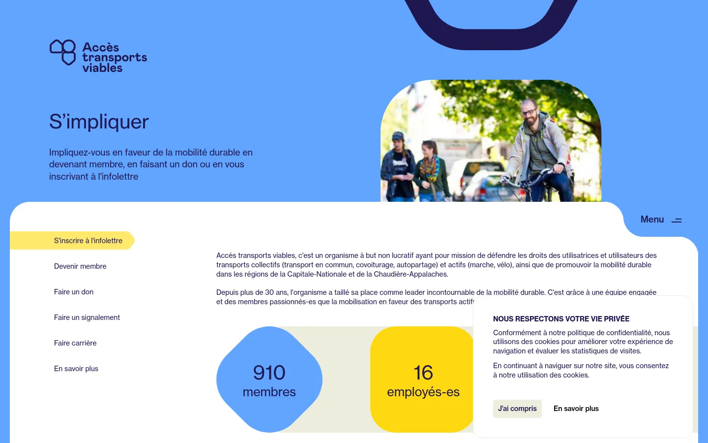 The desktop page features a bright blue header with the Accès transports viables logo and the large headline 'S’impliquer'. A hero image shows people on bicycles, and a white content area contains text about the organization alongside four navigation links: 'S’inscrire à l’infolettre', 'Devenir membre', 'Faire un don', and 'Faire carrière'. A cookie consent pop-up is visible at the bottom right.