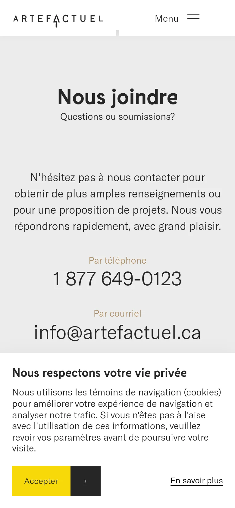 The mobile version simplifies the layout into a single vertical column on a light beige background. The navigation bar is replaced by a 'Menu' hamburger icon next to the logo, and a cookie consent banner appears at the bottom with a prominent yellow 'Accepter' button.