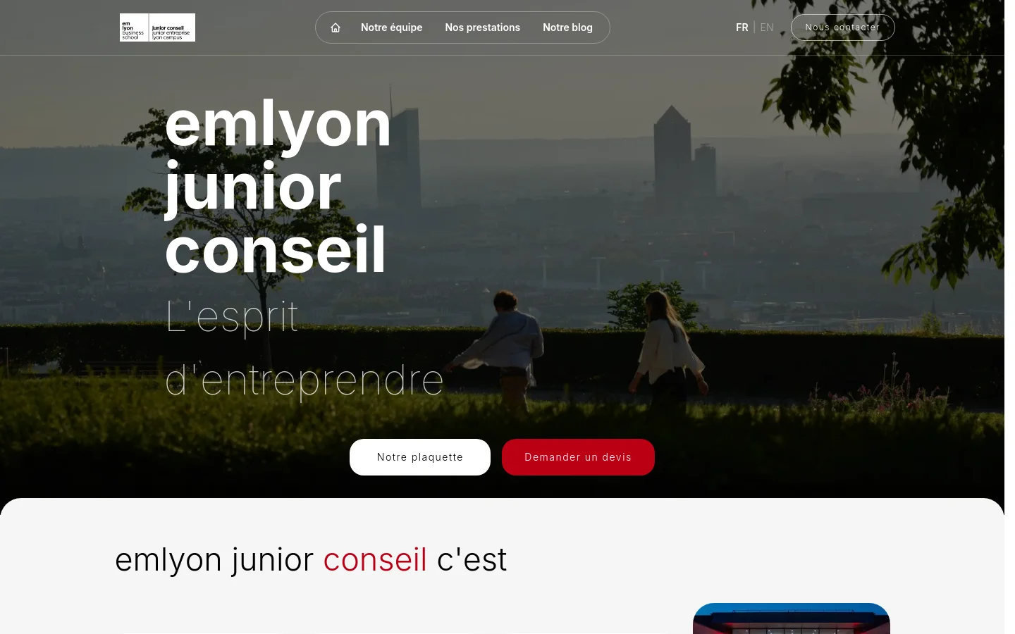 The desktop homepage features a large hero image of a city skyline at dusk with two people walking in a park. The headline 'emlyon junior conseil' is prominent in white text, followed by the slogan 'L'esprit d'entreprendre' and two call-to-action buttons: 'Notre plaquette' and 'Demander un devis'. A navigation bar at the top includes links for the team, services, and blog, alongside a language switcher and a contact button.