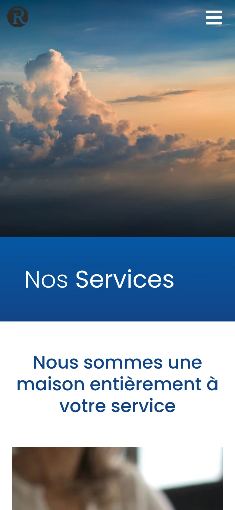 The mobile version simplifies the layout, showing a full-width hero image of a sunset sky with the 'Nos Services' headline in a large blue block below it. The navigation is collapsed into a hamburger menu icon in the top right, and the service section follows a vertical stack layout under the heading 'Nous sommes une maison entièrement à votre service'.