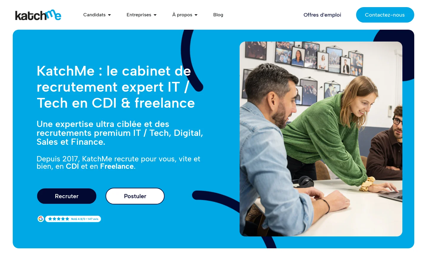 The desktop homepage features a bright blue hero section with a large headline about IT recruitment services. To the right, a photo shows three professionals collaborating at a desk, while two primary buttons, 'Recruter' and 'Postuler', sit below the text. A navigation bar at the top includes links for candidates, companies, and a 'Contactez-nous' call to action.