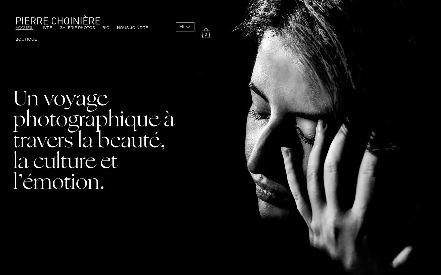 The desktop homepage features a dark, minimalist aesthetic with a large black-and-white hero image of a woman's face on the right. On the left, large white serif text reads 'Un voyage photographique à travers la beauté, la culture et l'émotion.' A navigation menu at the top includes links for Accueil, Livre, Galerie Photos, Bio, Nous Joindre, and Boutique, alongside a language selector and a shopping cart icon.