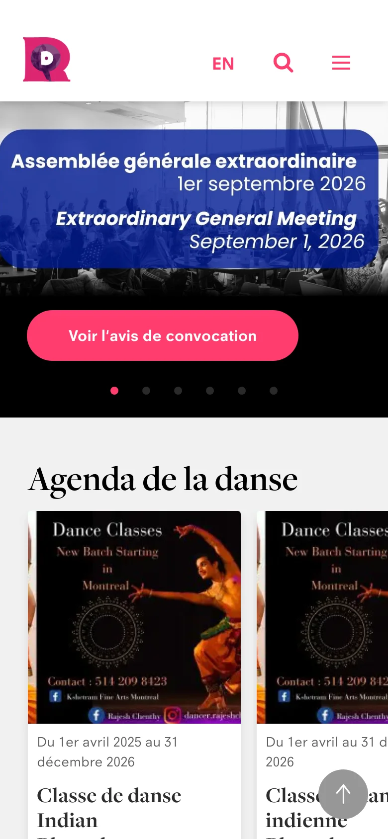 The mobile version features a simplified header with a centered logo, an 'EN' language toggle, a search icon, and a hamburger menu icon. The hero section is vertically stacked, showing the blue announcement overlay with the meeting date and a large pink button centered on the screen. The 'Agenda de la danse' section follows, with content cards appearing in a single-column vertical scroll.