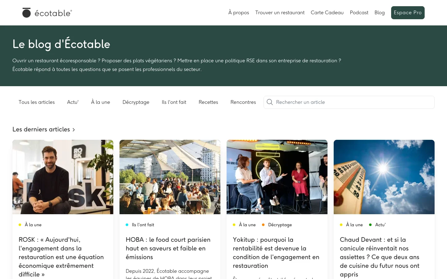 The desktop blog page features a dark green header with the title 'Le blog d'Écotable' and a brief description. Below, a horizontal navigation menu offers categories like 'Tous les articles' and 'Actu', alongside a search bar. The main content displays a large featured article at the top followed by a grid of recent articles, each with a thumbnail image, category tags, and a headline.