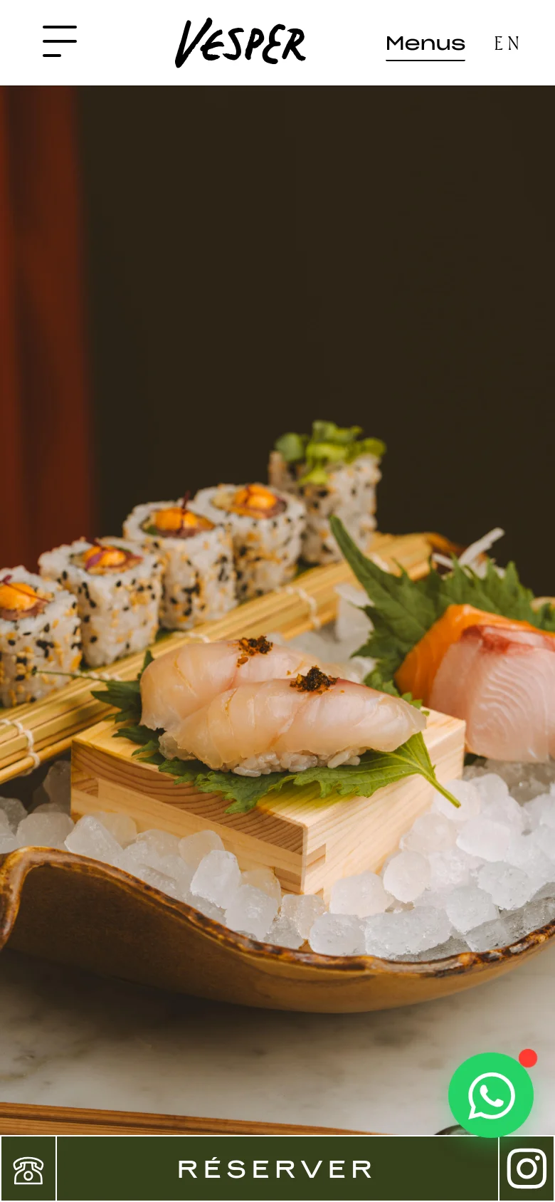 The mobile version displays a vertical close-up of sushi and sashimi served on ice. The navigation is condensed into a hamburger menu icon next to the Vesper logo, with a 'Menus' link and language selector on the right. A sticky bottom bar features a large 'RÉSERVER' button flanked by telephone and Instagram icons, with a floating WhatsApp button in the corner.