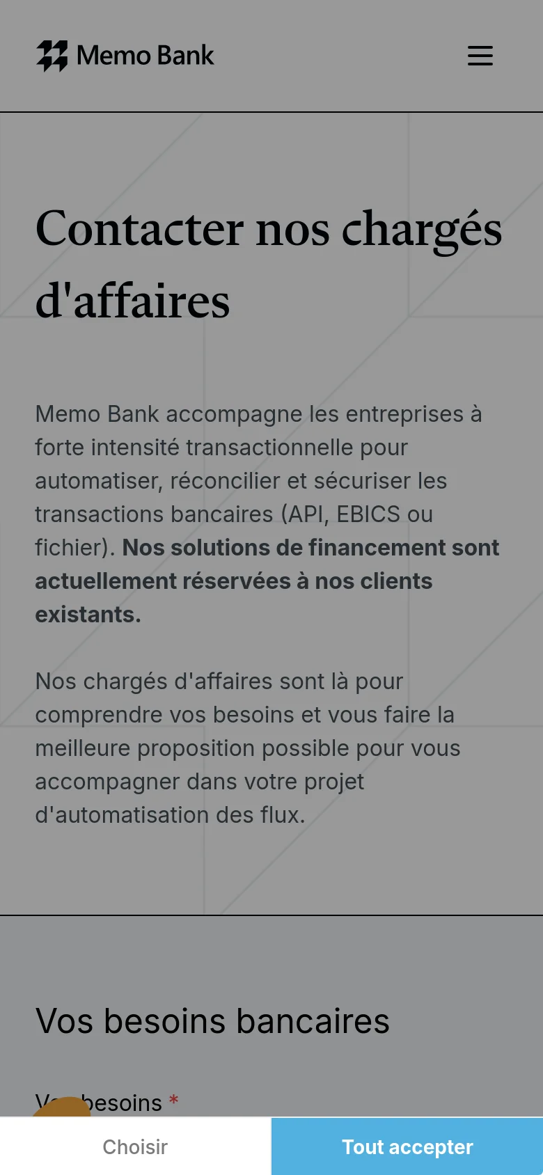 The mobile version presents a single-column vertical layout, starting with the Memo Bank logo and a hamburger menu icon. The headline and descriptive text are stacked above the 'Vos besoins bancaires' form, which occupies the full width of the screen. A large, full-width blue and white cookie consent banner is anchored to the bottom.