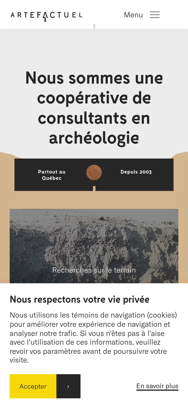 The mobile version simplifies the layout, replacing the horizontal navigation menu with a 'Menu' hamburger icon. The hero text is centered and stacked vertically, and the cookie consent banner expands to cover the bottom portion of the screen with large, easy-to-tap buttons for 'Accepter' and 'En savoir plus'.