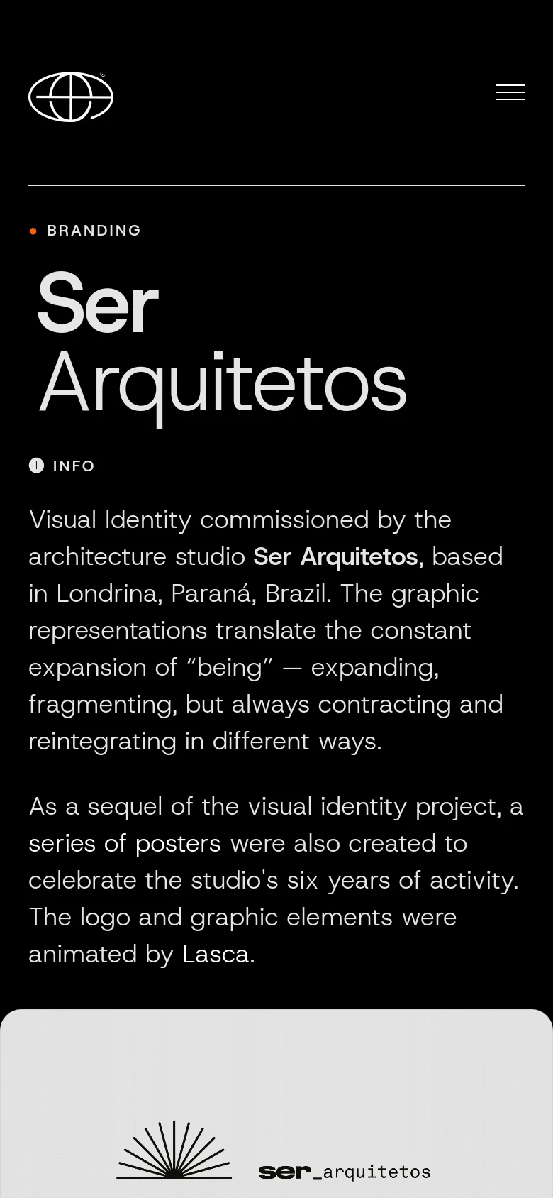 The mobile version maintains the dark aesthetic but uses a simplified layout with a hamburger menu icon in the top right. The 'Ser Arquitetos' headline and project description are stacked vertically, and the large white circular graphic is positioned at the bottom of the viewport.