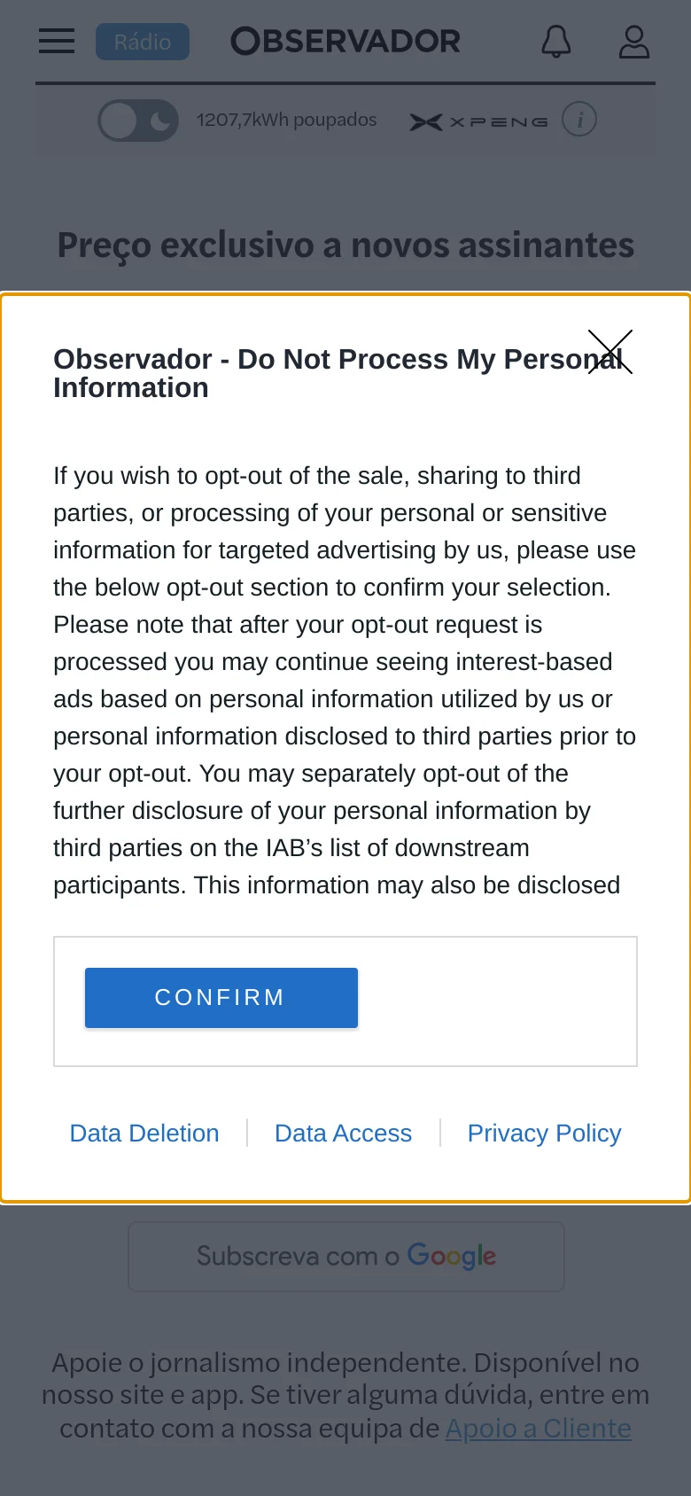 The mobile version displays a condensed view of the subscription page with a prominent privacy consent modal covering most of the screen. The header includes the Observador logo, a notification bell, and a user profile icon, while the background content shows subscription pricing and a 'Subscreva com o Google' button.