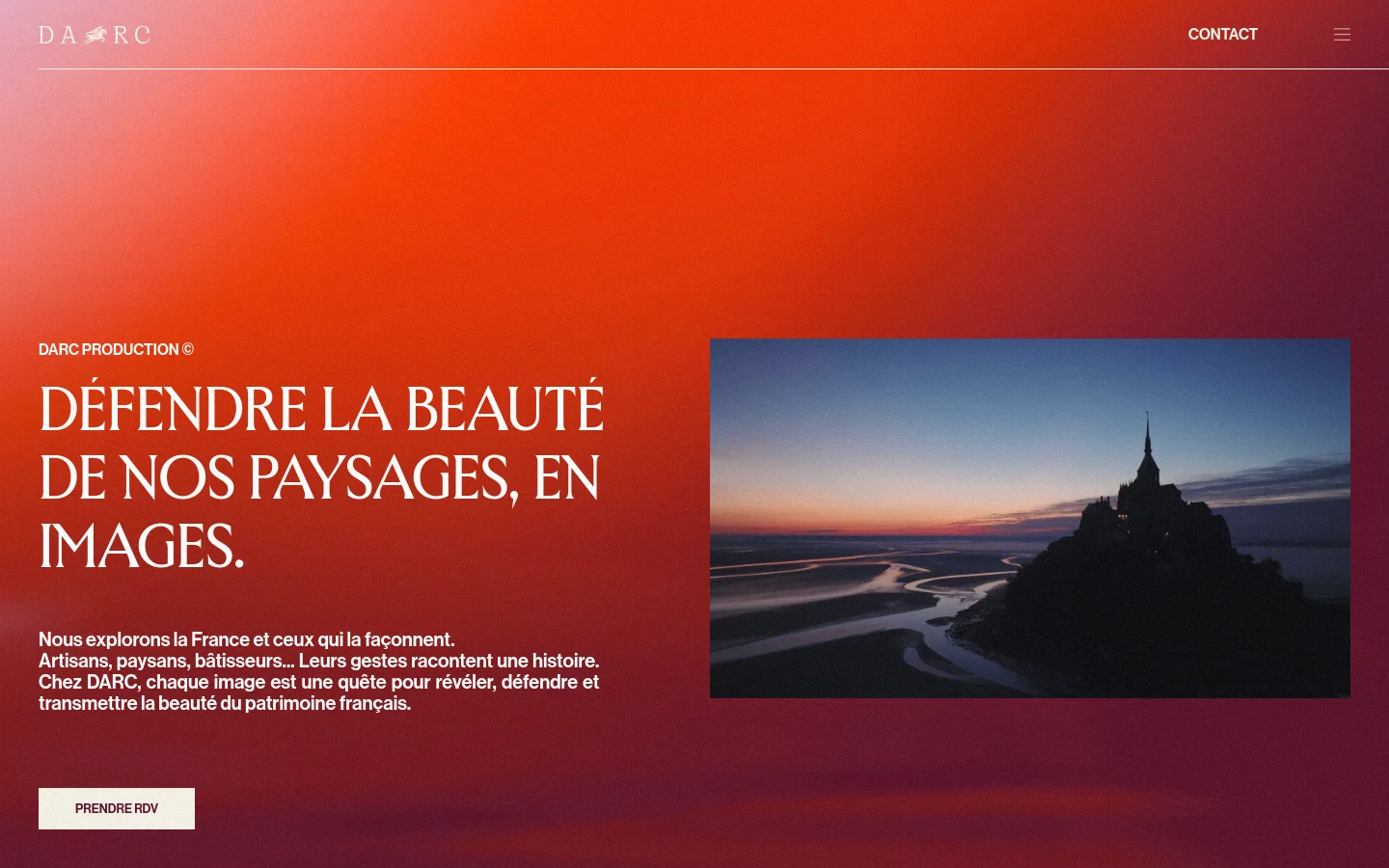 The desktop homepage features a large, warm orange gradient background with white serif typography. On the left, a bold headline reads 'DÉFENDRE LA BEAUTÉ DE NOS PAYSAGES, EN IMAGES' above a descriptive paragraph and a white 'PRENDRE RDV' call-to-action button, while the right side displays a cinematic landscape photograph of Mont Saint-Michel at dusk. A minimalist navigation bar with the DARC logo and a 'CONTACT' link sits at the top.