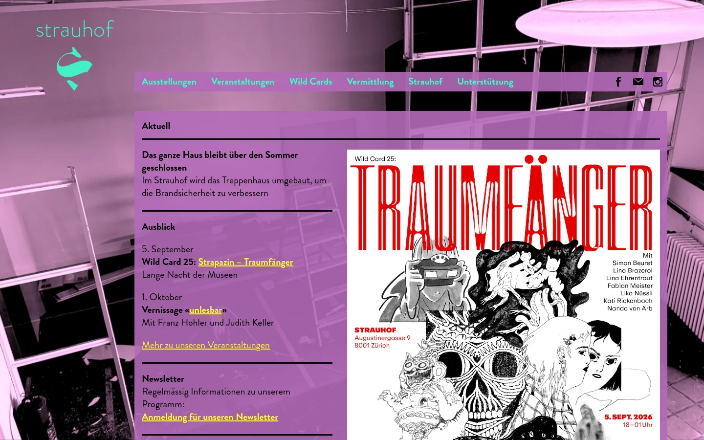 The Strauhof website features a purple and white color scheme with a large, artistic black-and-white illustration on the right side. The desktop layout shows a navigation bar at the top with links like 'Ausstellungen' and 'Veranstaltungen', followed by text sections for news, upcoming events, and a newsletter signup on the left. A prominent poster for 'Wild Card 25: Traumfänger' serves as the hero visual.