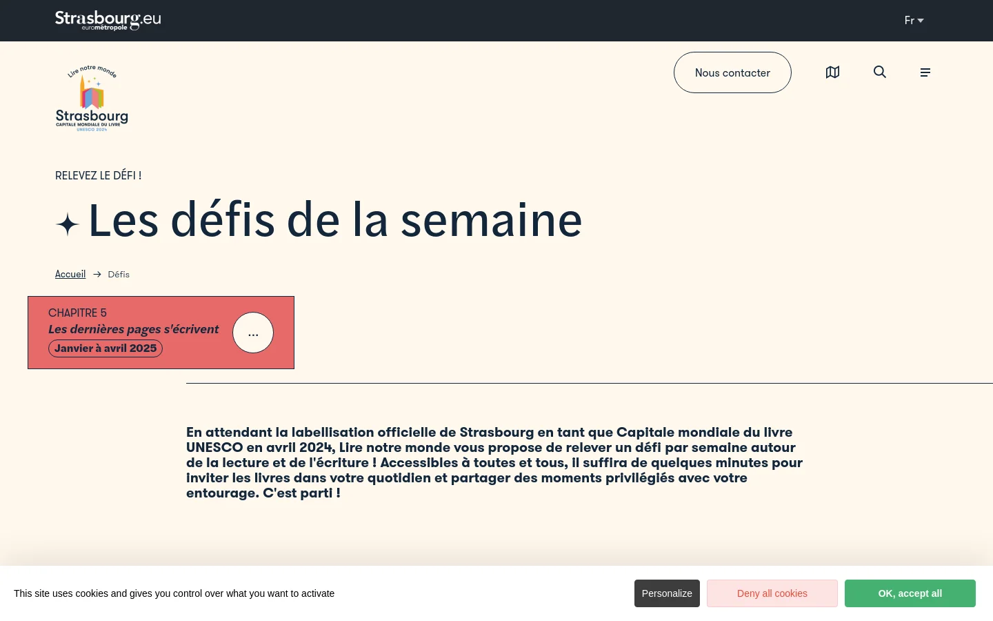 The desktop page features a light cream background with a header containing the Strasbourg logo, a contact button, and navigation icons. The main section displays the headline 'Les défis de la semaine' in large dark text, followed by a breadcrumb trail and a prominent salmon-colored call-to-action box for 'Chapitre 5'. Below, a paragraph of text introduces weekly reading and writing challenges.