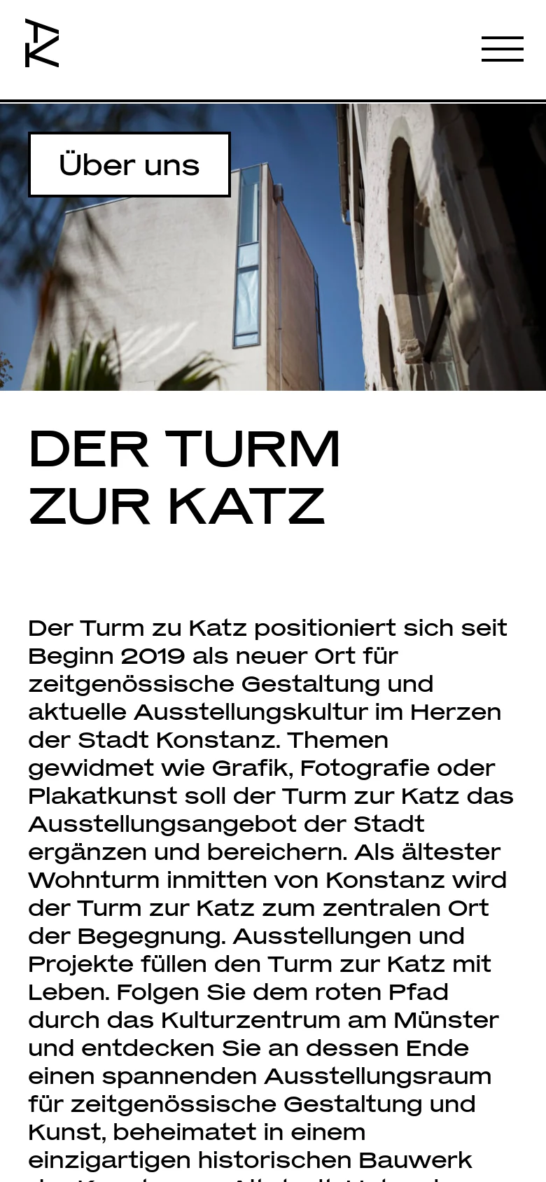 The mobile version shows a vertically stacked layout starting with a hero image of the building and the 'Über uns' label. Below the image, the headline 'DER TURM ZUR KATZ' spans the width of the screen, followed by the descriptive text block in a single column.
