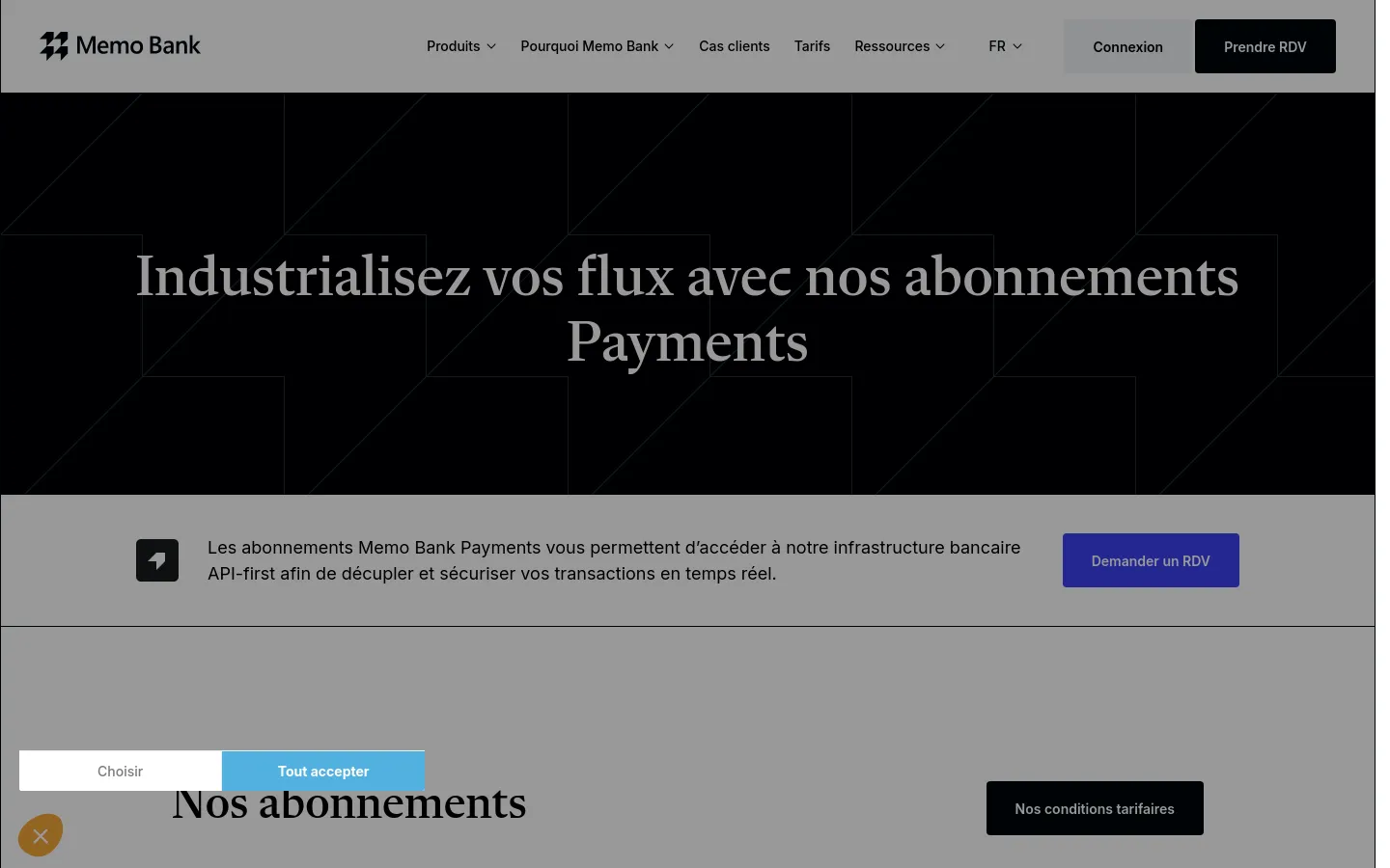 The desktop page for Memo Bank's pricing features a dark, geometric hero section with the large white headline 'Industrialisez vos flux avec nos abonnements Payments'. Below the hero, a light gray section contains a brief descriptive paragraph and a prominent purple 'Demander un RDV' call-to-action button. The navigation bar at the top is white with black text and includes several dropdown menus.