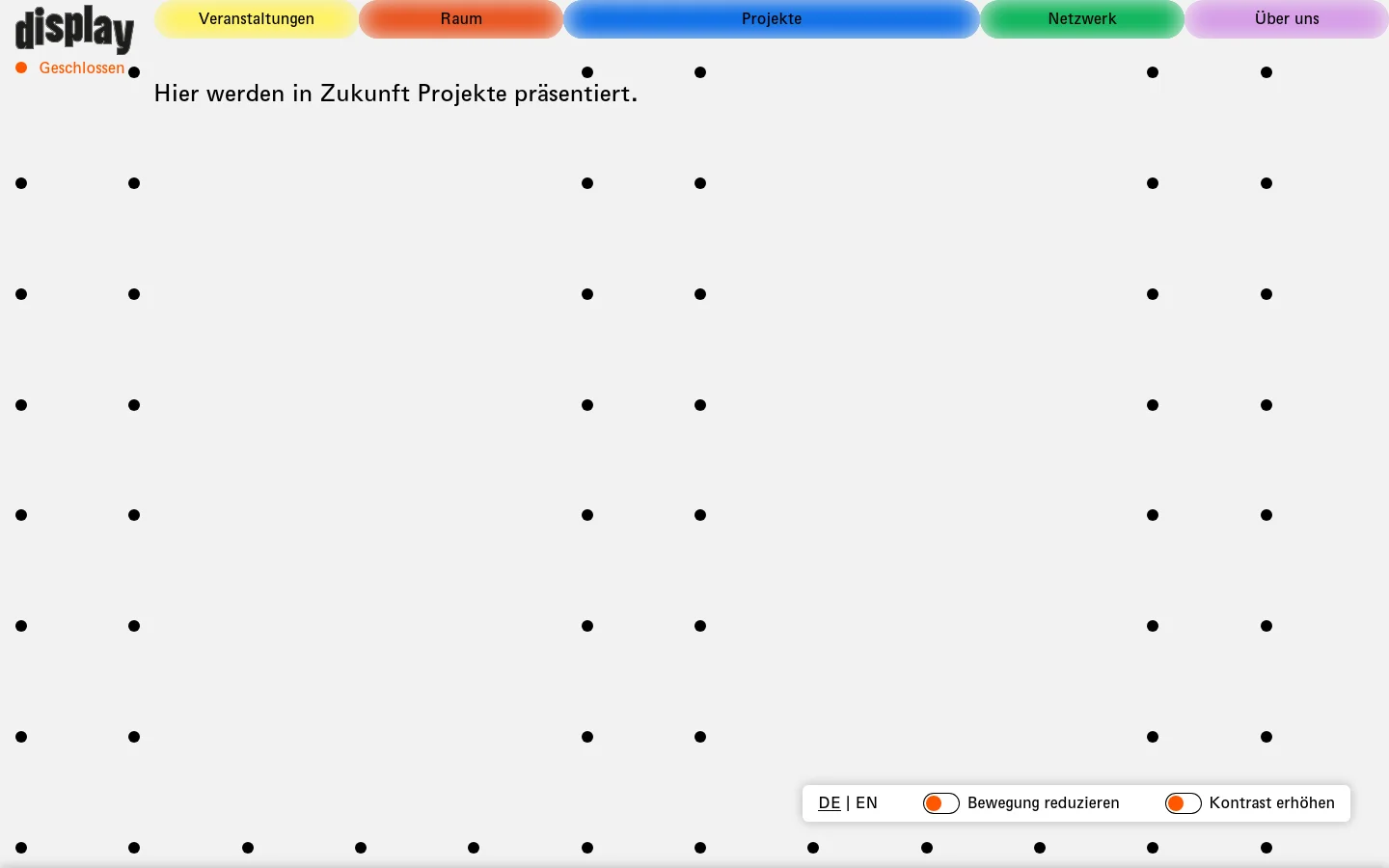 The desktop page features a light gray background with a grid of black dots and a top navigation bar with colorful, rounded tabs for 'Veranstaltungen', 'Raum', 'Projekte', 'Netzwerk', and 'Über uns'. A large headline in the upper left reads 'Hier werden in Zukunft Projekte präsentiert.' The 'display' logo is in the top left corner.