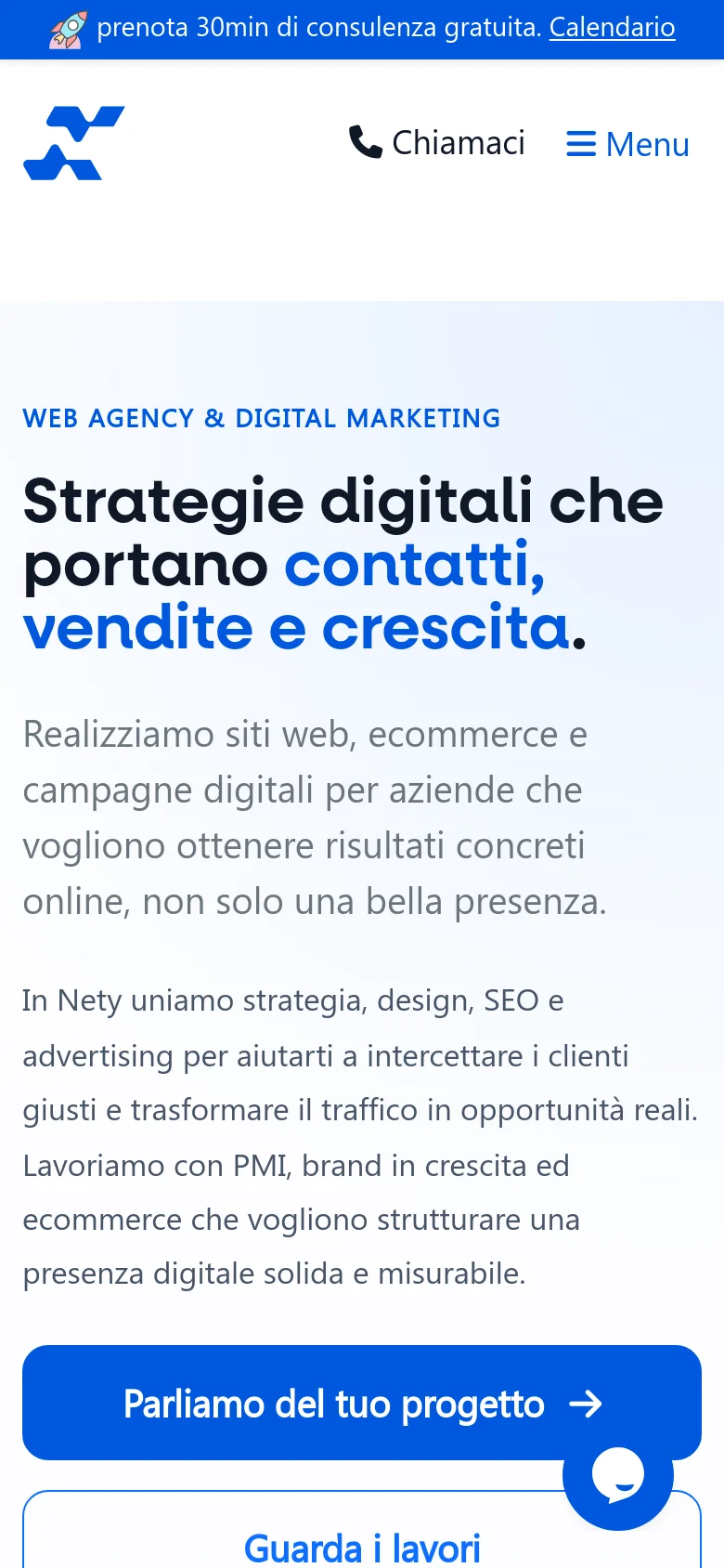 The mobile version presents a simplified, vertically stacked layout with a prominent hamburger menu and a 'Chiamaci' phone icon in the header. The hero section features the same headline and text, but the call-to-action buttons are full-width and stacked vertically for easier tapping. A blue floating chat icon is visible in the bottom right corner.