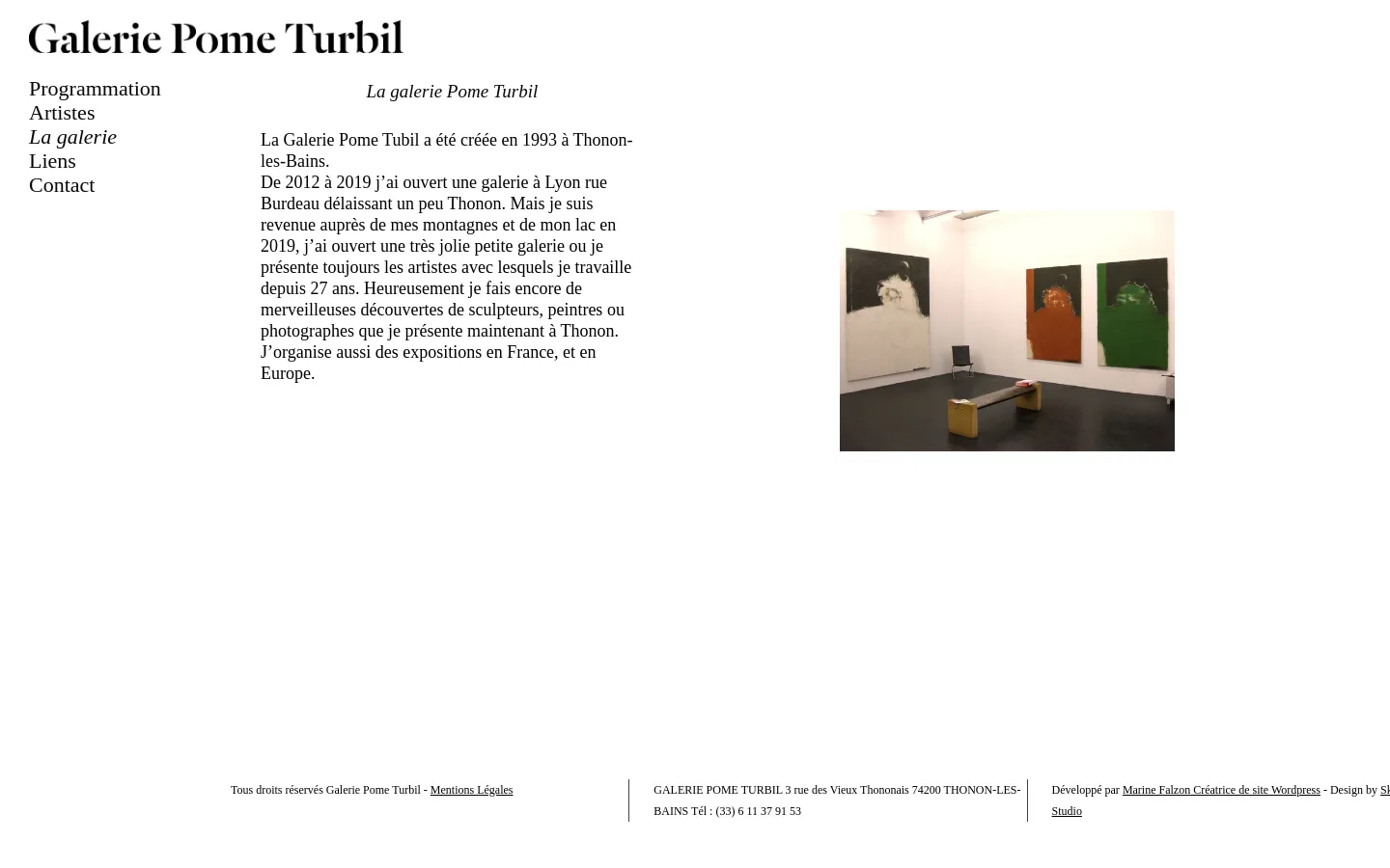 The desktop page features a clean white layout with a sidebar navigation menu on the left containing links for Programmation, Artistes, La galerie, Liens, and Contact. The main content area displays a heading 'La galerie Pome Turbil' followed by a text description of the gallery's history and a large photograph of an art gallery interior showing paintings on white walls and a bench.