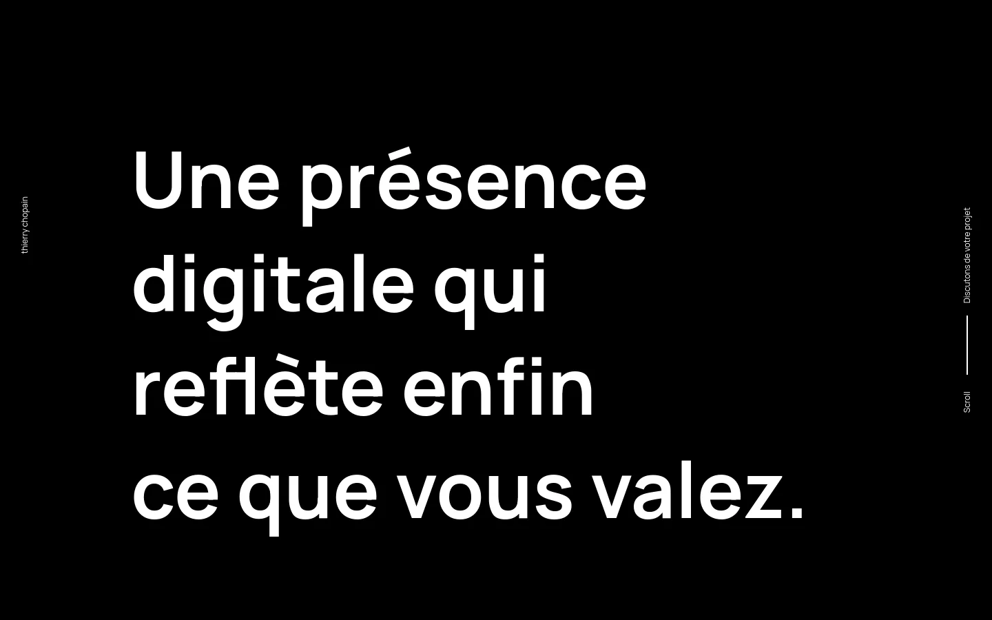 The desktop homepage features a minimalist black background with bold white typography. A large hero headline reads 'Une présence digitale qui reflète enfin ce que vous valez,' followed by a subheadline and a primary call-to-action button to discuss projects. The layout includes a navigation menu at the top and a detailed 'About' section describing Thierry Chopain's expertise as an award-winning UI/UX Art Director.