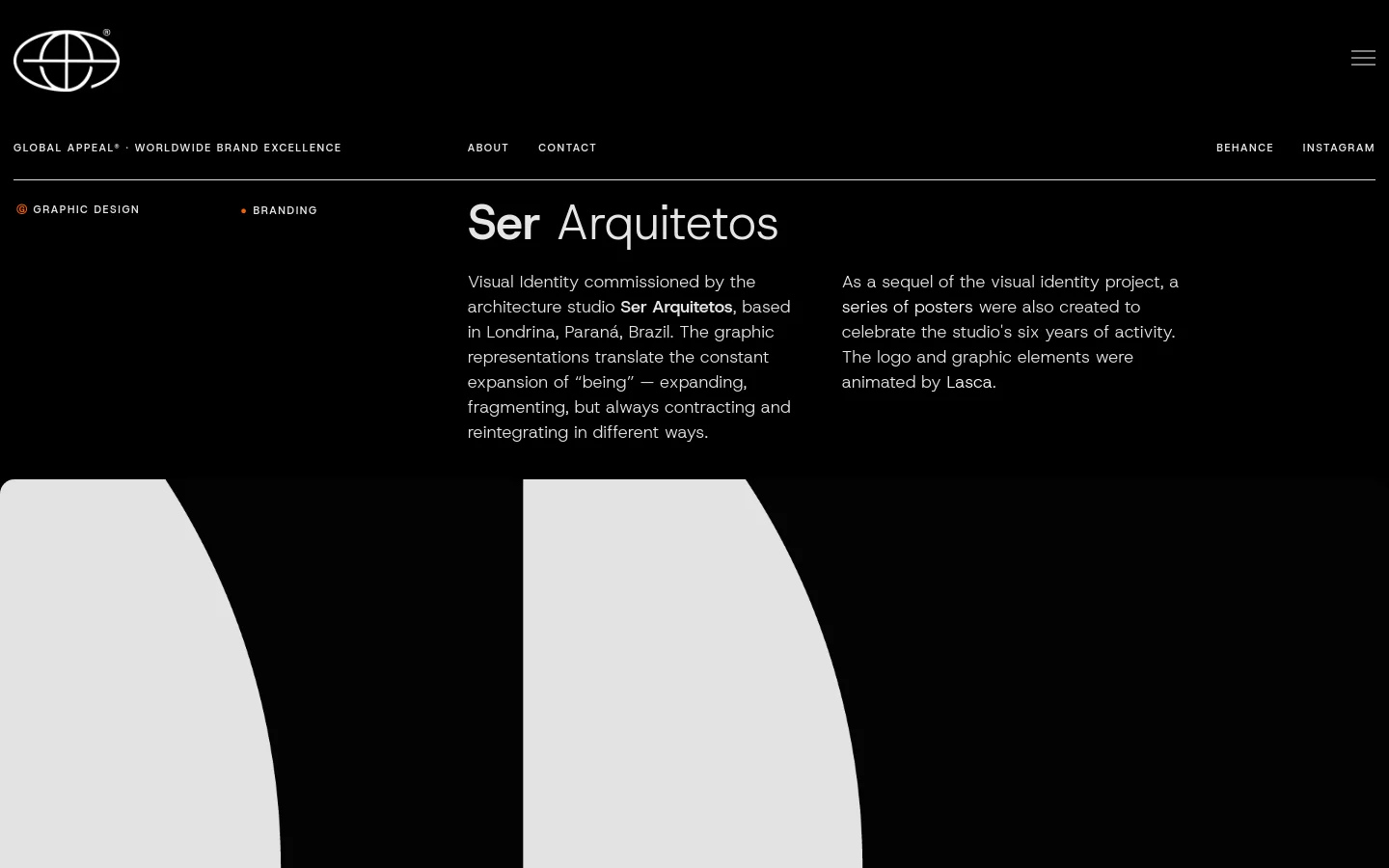 The desktop website features a minimalist dark theme with white typography. A navigation bar at the top includes a globe logo, links for About, Contact, Behance, and Instagram, and a centered headline reading 'Ser Arquitetos' followed by project description text. The bottom of the screen shows a large, cropped white circular graphic against the black background.