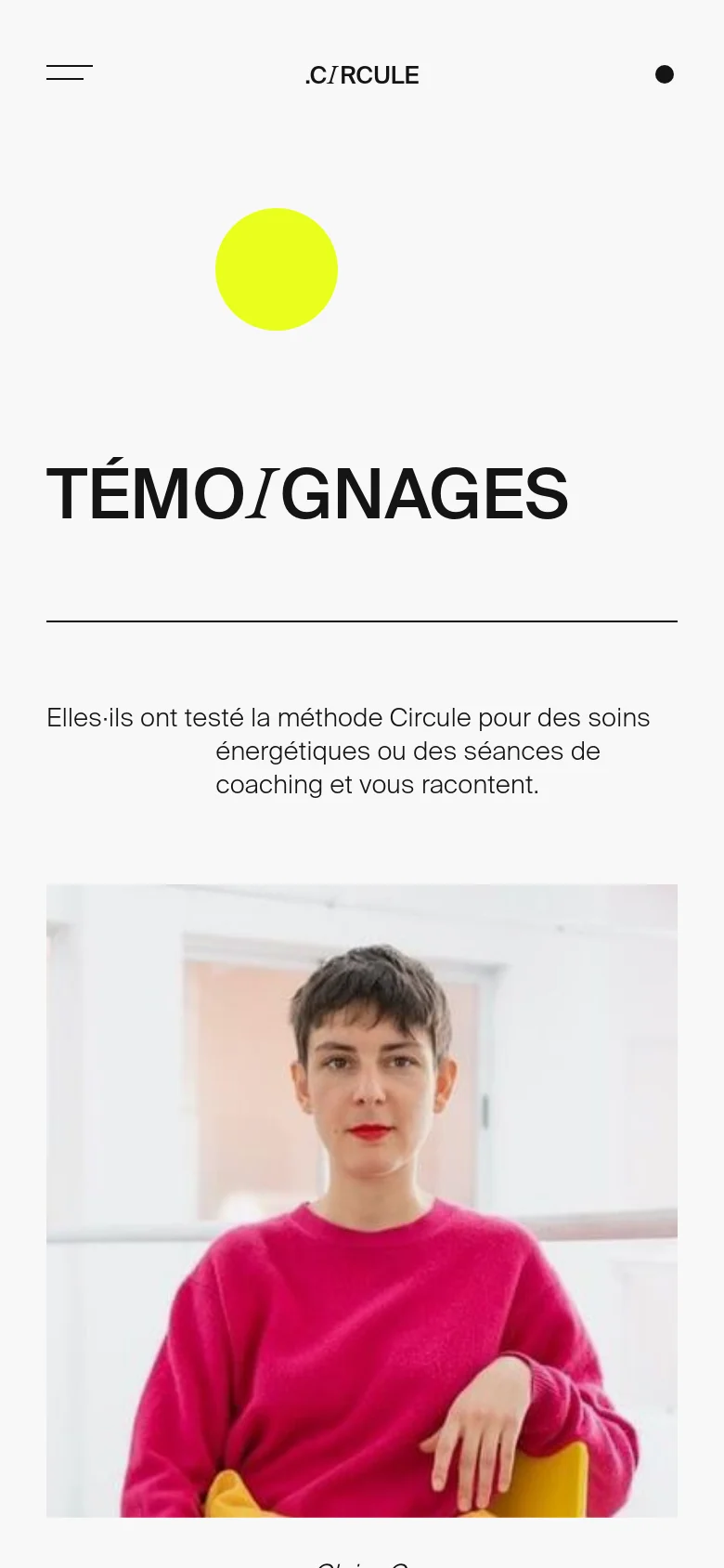 The mobile version presents a single-column vertical layout optimized for scrolling. The large 'TÉMOIGNAGES' heading and introductory text are centered at the top, followed by the lime green circle. Testimonials are stacked vertically, showing one large portrait image, name, and quote at a time to ensure readability on a smaller screen.