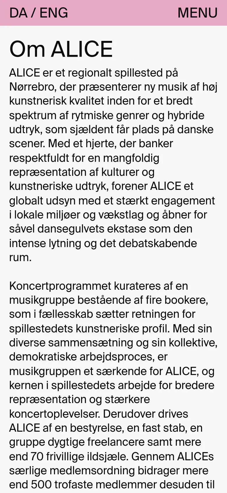 The mobile version simplifies the layout with a light pink header containing 'DA / ENG' and a 'MENU' button. The headline 'Om ALICE' is prominent, followed by the descriptive text which is reflowed into a single column for easier vertical scrolling on a smaller screen.