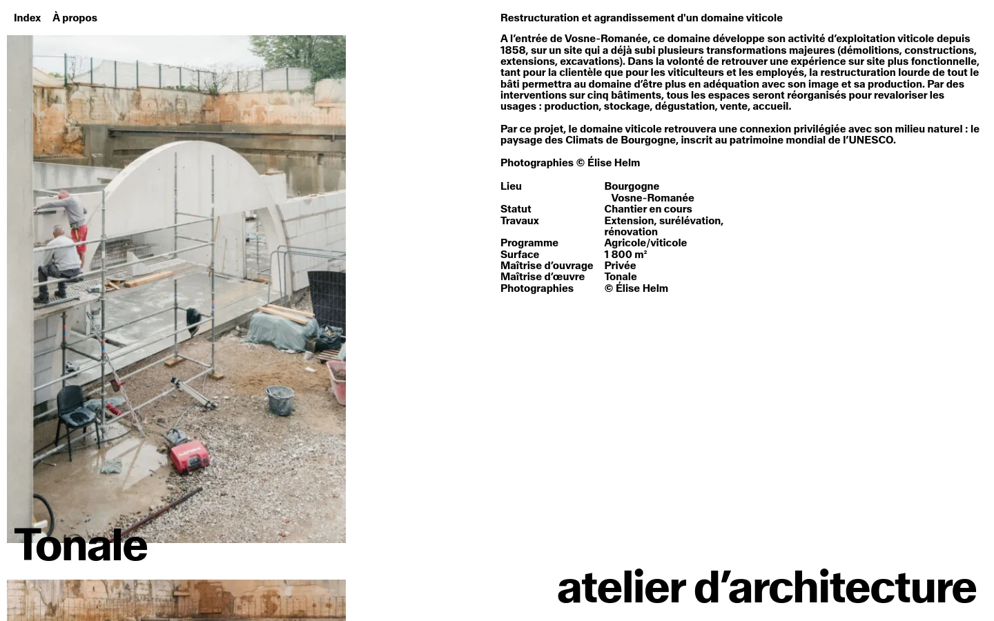 Desktop view of the Domaine Viticole project page featuring a minimalist layout with a large vertical construction photo on the left and black text on a white background on the right. The page includes the Tonale atelier d'architecture logo, a project description, and a technical details list including location, status, and program. Navigation links for Index and À propos are located at the top.