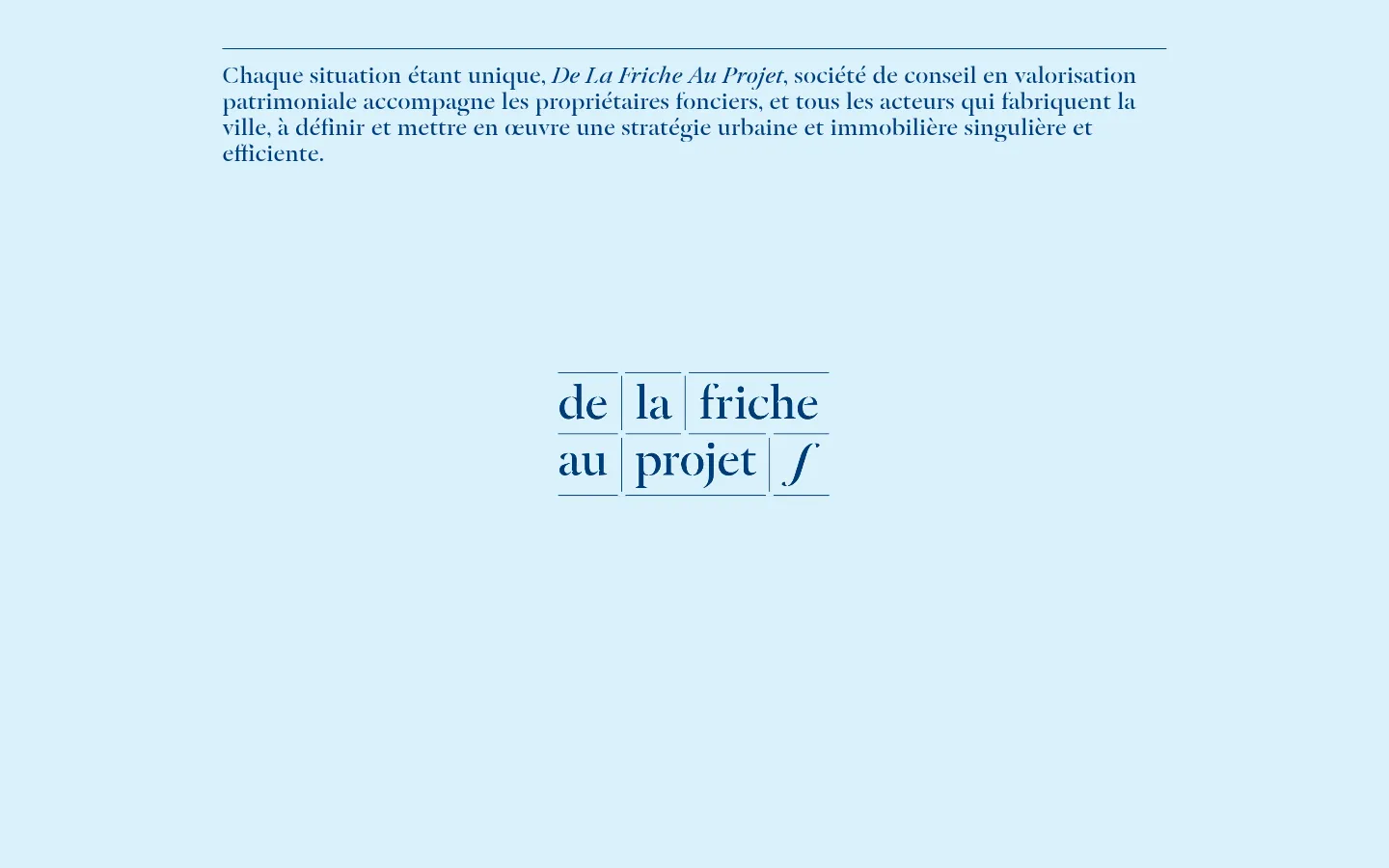 The desktop homepage features a light blue background with a minimalist design. A large blue logo for 'De la friche au projet' is centered, followed by a text section explaining the company's urban and real estate consulting services. A horizontal navigation menu is located at the top with links like Méthode, À propos, and Contact.
